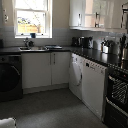 Comfortable Rooms With Live In Host, Walking Distance To The High St & More Glastonbury Bagian luar foto