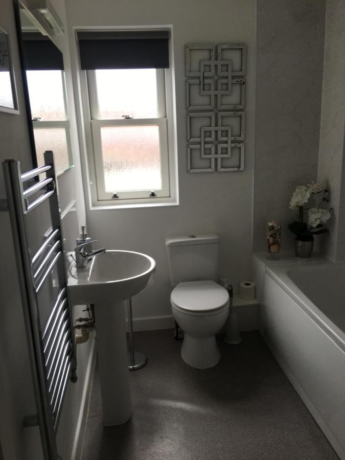 Comfortable Rooms With Live In Host, Walking Distance To The High St & More Glastonbury Bagian luar foto