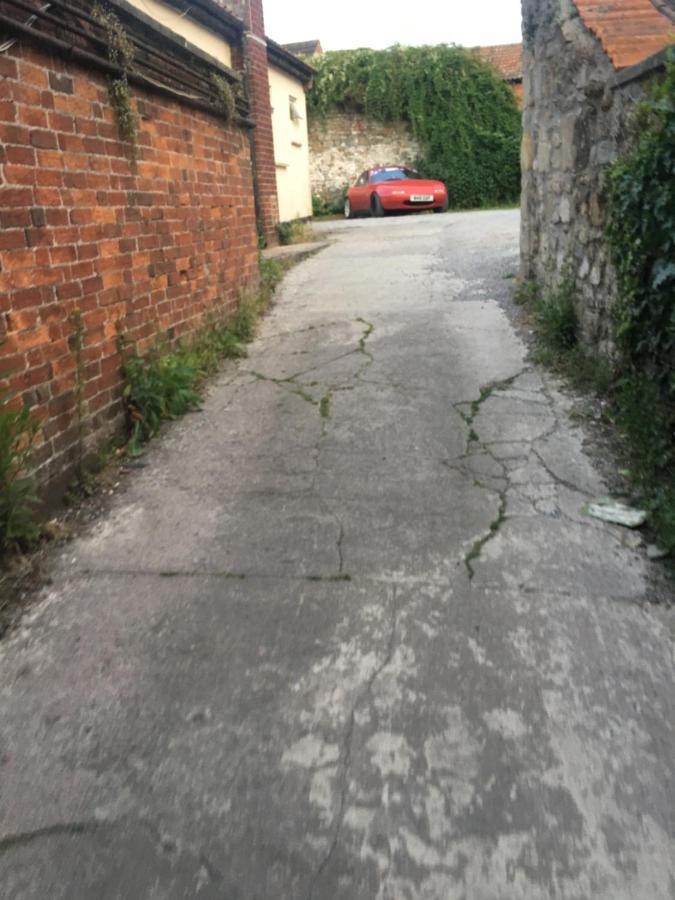 Comfortable Rooms With Live In Host, Walking Distance To The High St & More Glastonbury Bagian luar foto