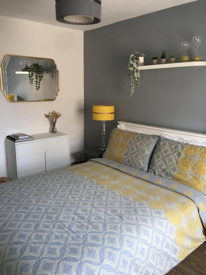 Comfortable Rooms With Live In Host, Walking Distance To The High St & More Glastonbury Bagian luar foto